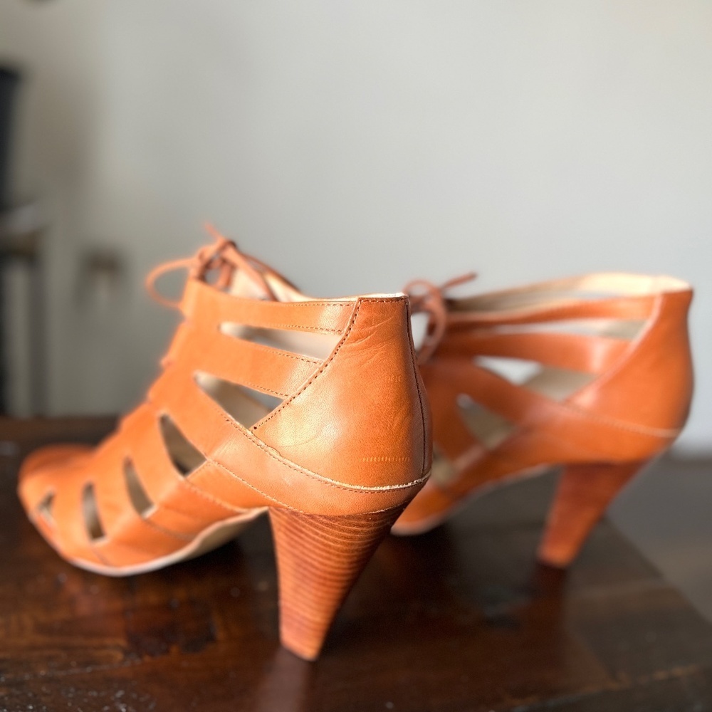 BCBGeneration Giles Leather Lace Up Bootie Heels Shoe brown Women's Size 10B/40 - Picture 4 of 7